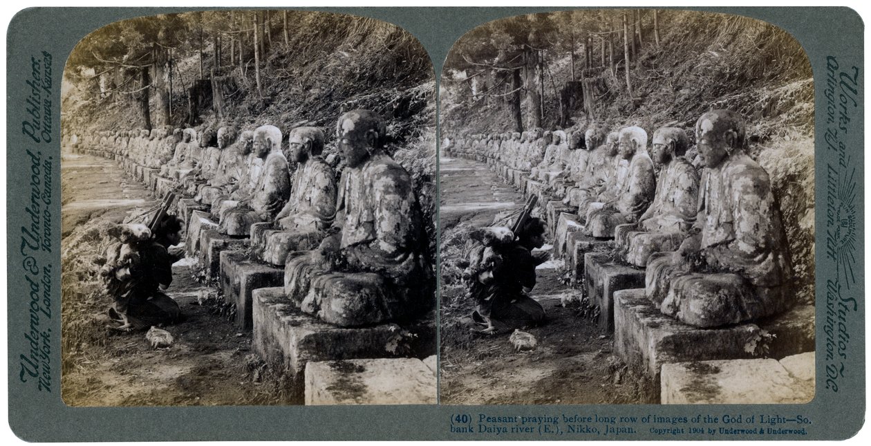 Bauer betet vor einer Reihe von Statuen des Lichtgottes, Daiya-Fluss, Nikko, Japan, 1904 von Underwood and Underwood