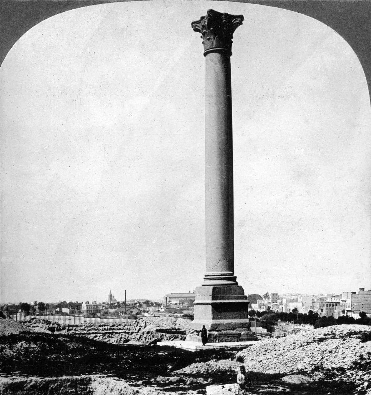 Pompeys Säule, das Wahrzeichen der Seeleute, und das moderne Alexandria, Ägypten von Underwood and Underwood