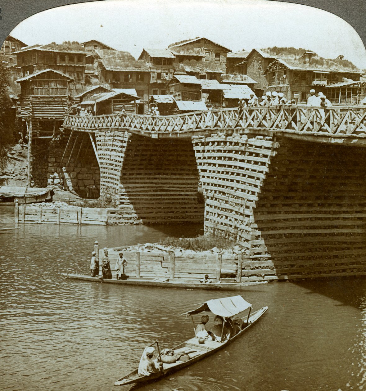 Malerische Brücke und Häuser, Stadt der Sonne, Kaschmir, Indien, ca. 1900er von Underwood and Underwood