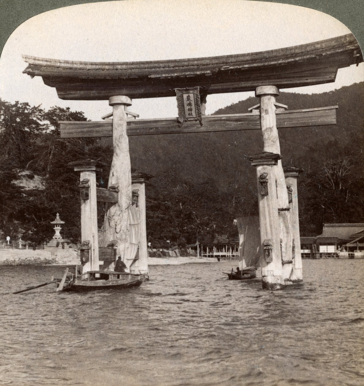 Heiliges Torii-Tor, das aus dem Meer ragt, Itsukushima-Schrein, Miyajima-Insel, Japan, 1904 von Underwood and Underwood