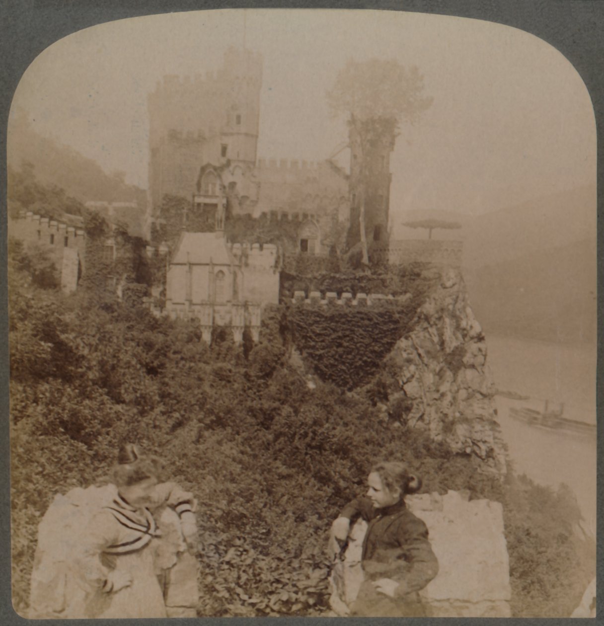 Der Rheinstein, malerischstes der rheinischen Schlösser - N. von S. Mauer des Bollwerks, Deutschland von Underwood and Underwood