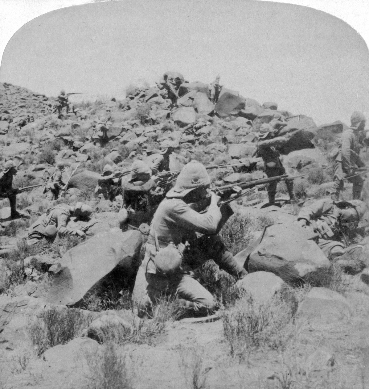 Die Warwicks im Gefecht mit Buren in der Nähe von Weppener, östlich von Bloemfontein, Südafrika, 1901 von Underwood and Underwood