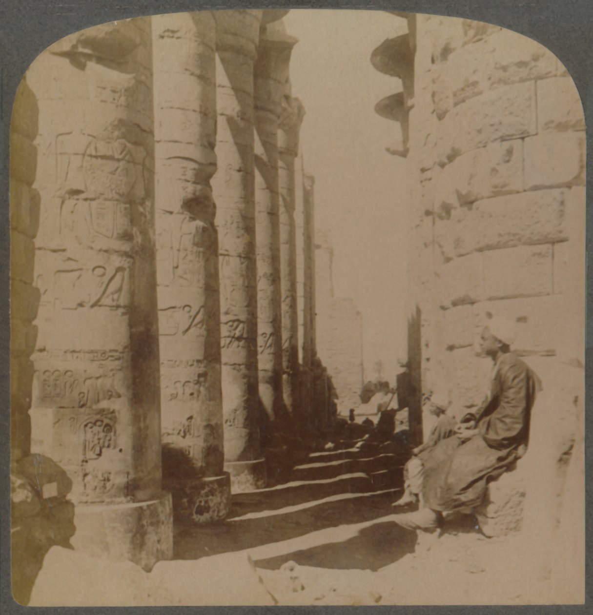 Die berühmte Kolonnade der großen Hypostylhalle im Tempel von Karnak, Theben, Ägypten, 1897 von Underwood and Underwood