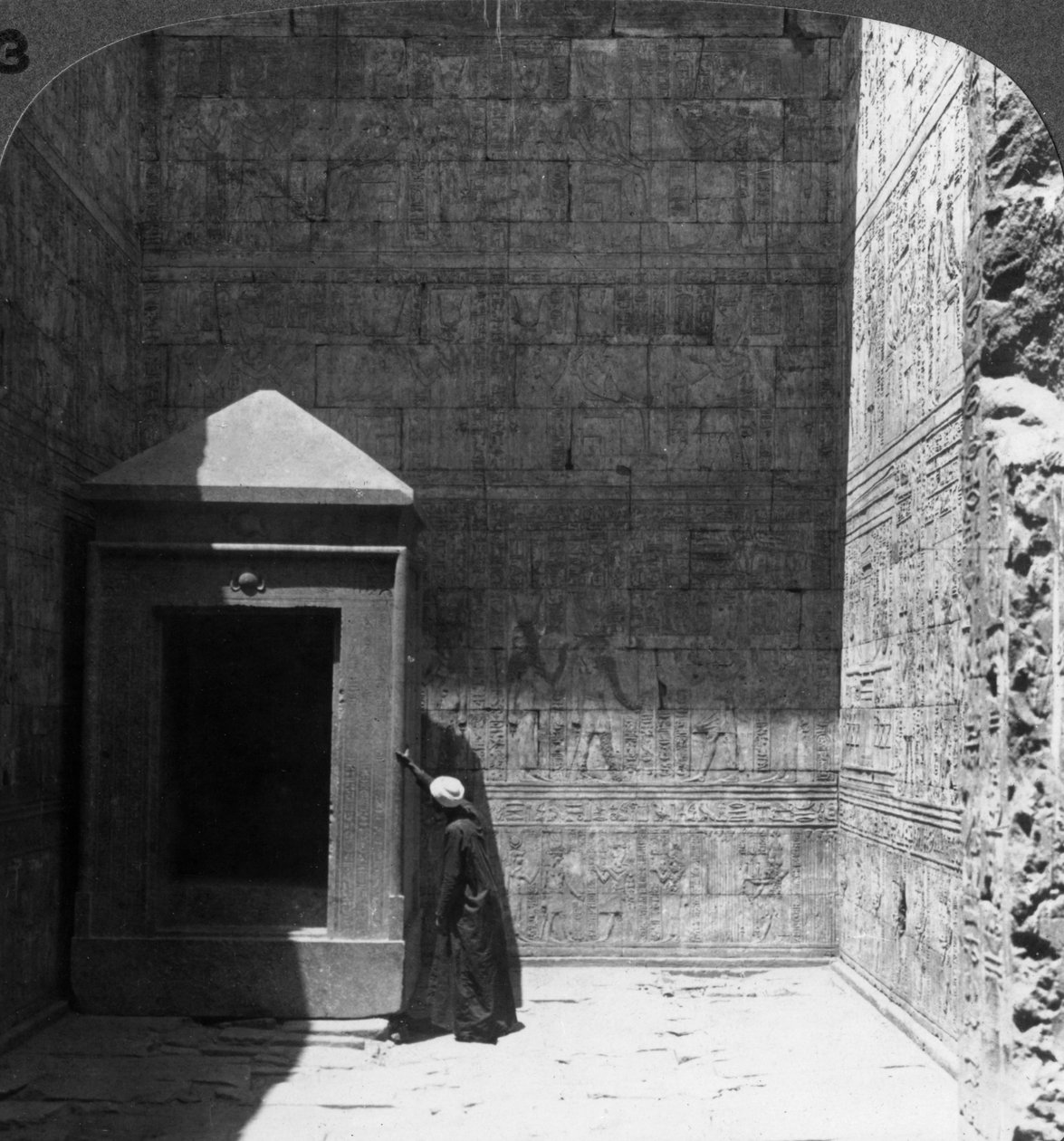 Das Allerheiligste und Schrein für das göttliche Bild, Tempel von Edfu, Ägypten, 1905 von Underwood and Underwood