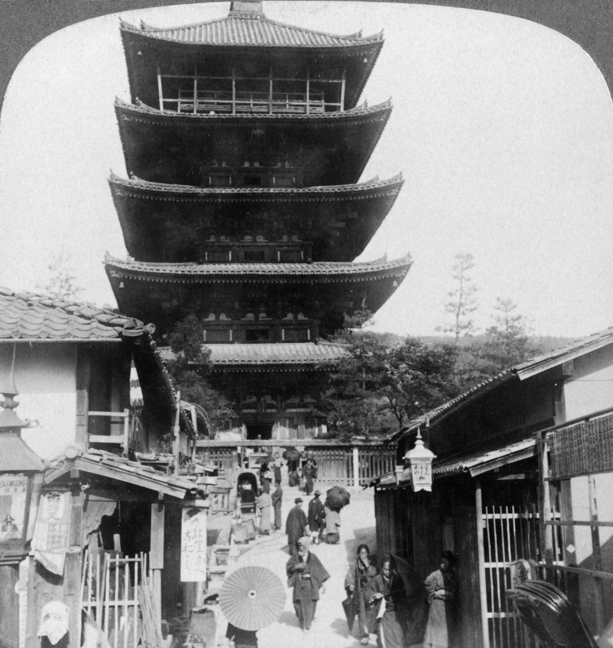 Die Westseite der fünfstöckigen Yasaka-Pagode, Kyoto, Japan, 1904 von Underwood and Underwood