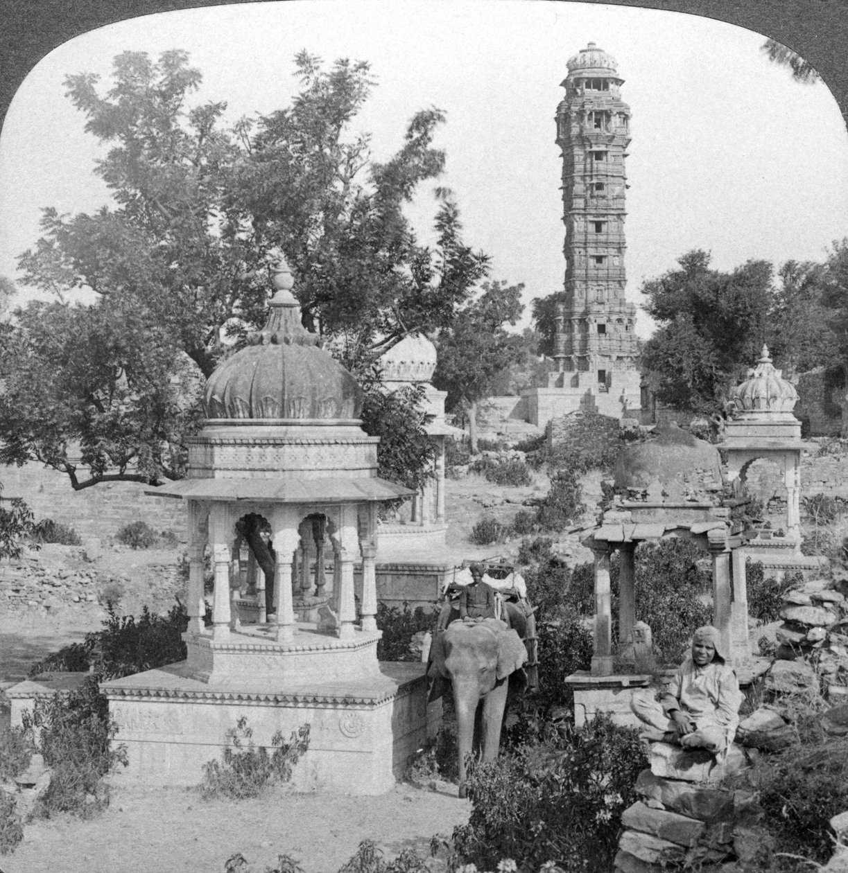 Turm des Sieges und königliche Kenotaphe, Chittaurgarh, Indien, 1904 von Underwood and Underwood
