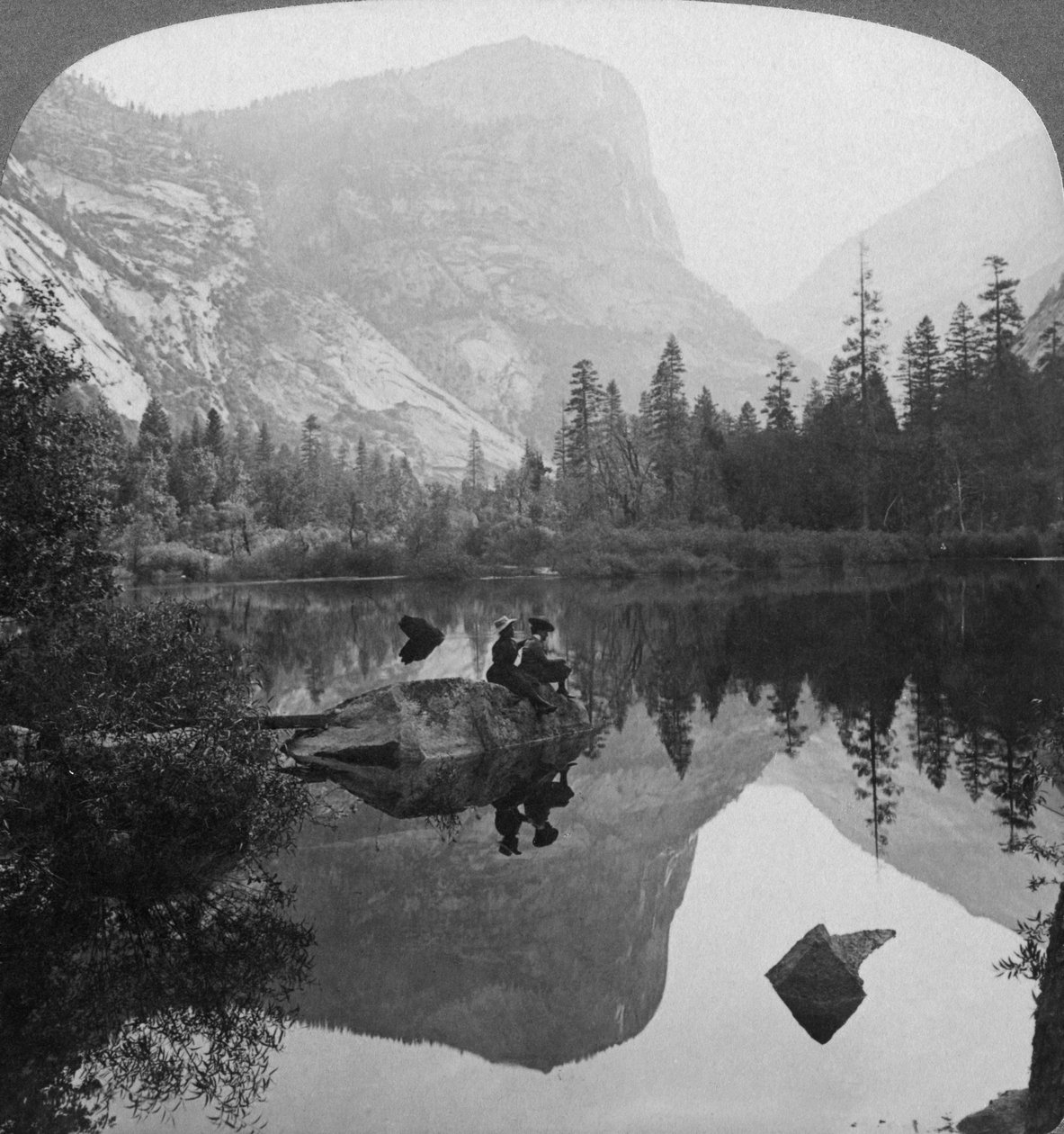 Ansicht des Mirror Lake, Blick auf den Mount Watkins, Yosemite, Kalifornien, USA, 1902 von Underwood and Underwood