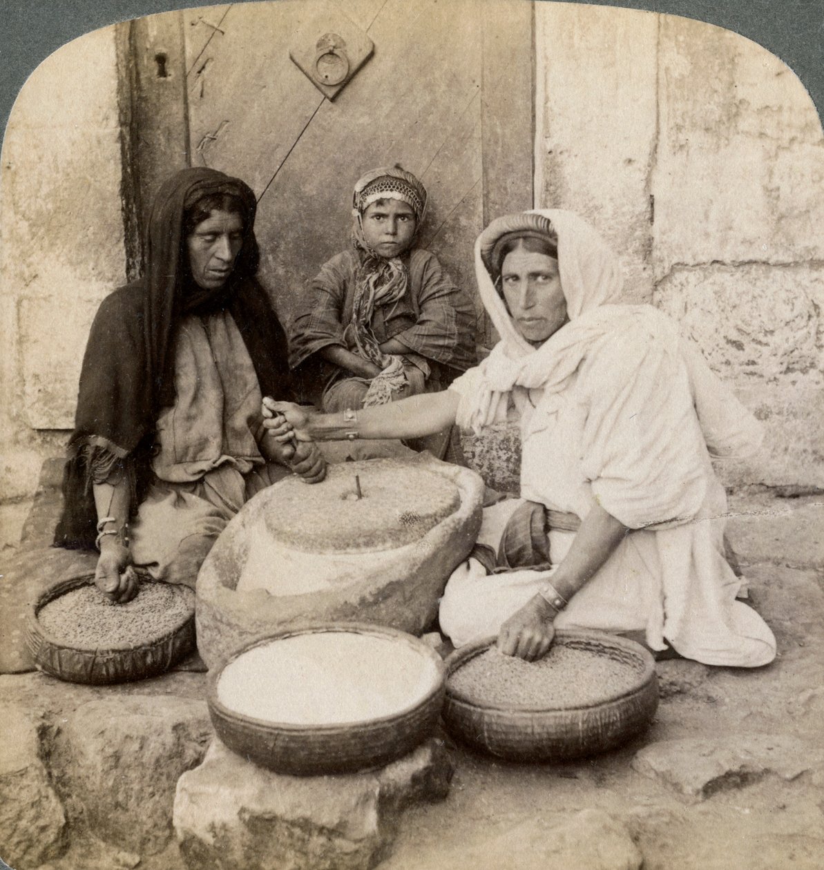 Frauen mahlen in der Mühle, Palästina, 1900 von Underwood and Underwood