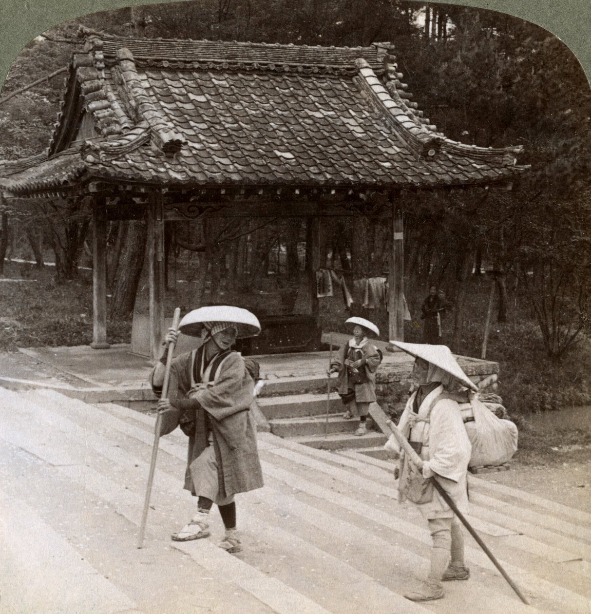 Frauenpilger auf den Stufen von Omuro Gosho Ost, Kyoto, Japan, 1904 von Underwood and Underwood