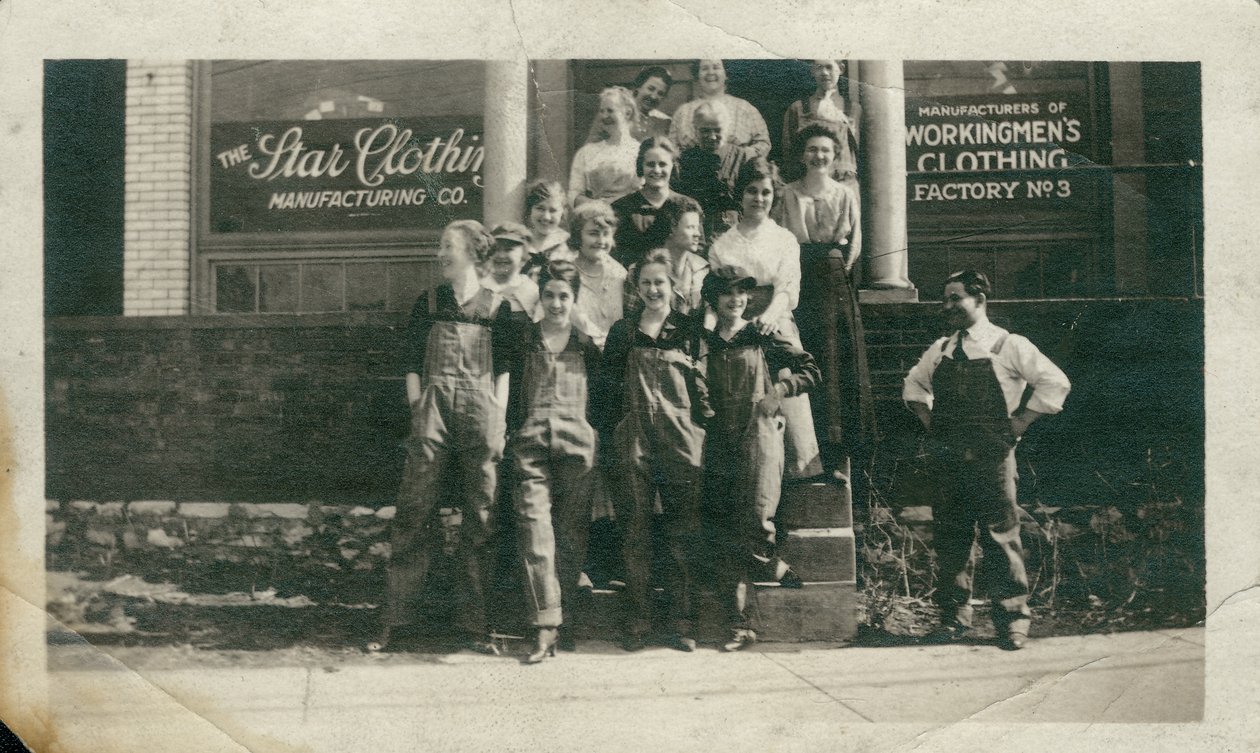 Eine Gruppe weiblicher Angestellter auf den Vordertreppen der Star Clothing Manufacturing Company Factory No. 3 von Unknown
