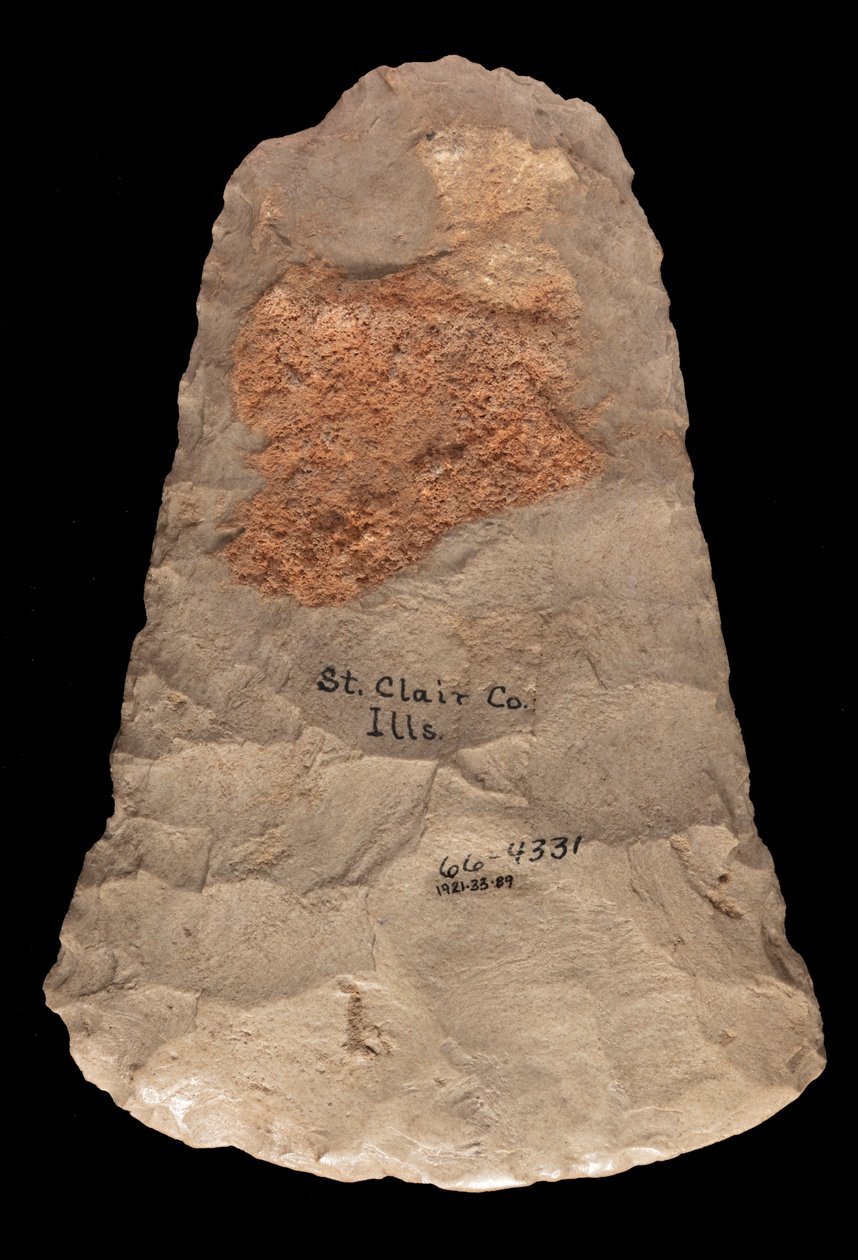 Mississippianische Hackenklinge aus Mill Creek Chert. Dieses Artefakt wurde in St. Clair County, Illinois, gesammelt von Unknown