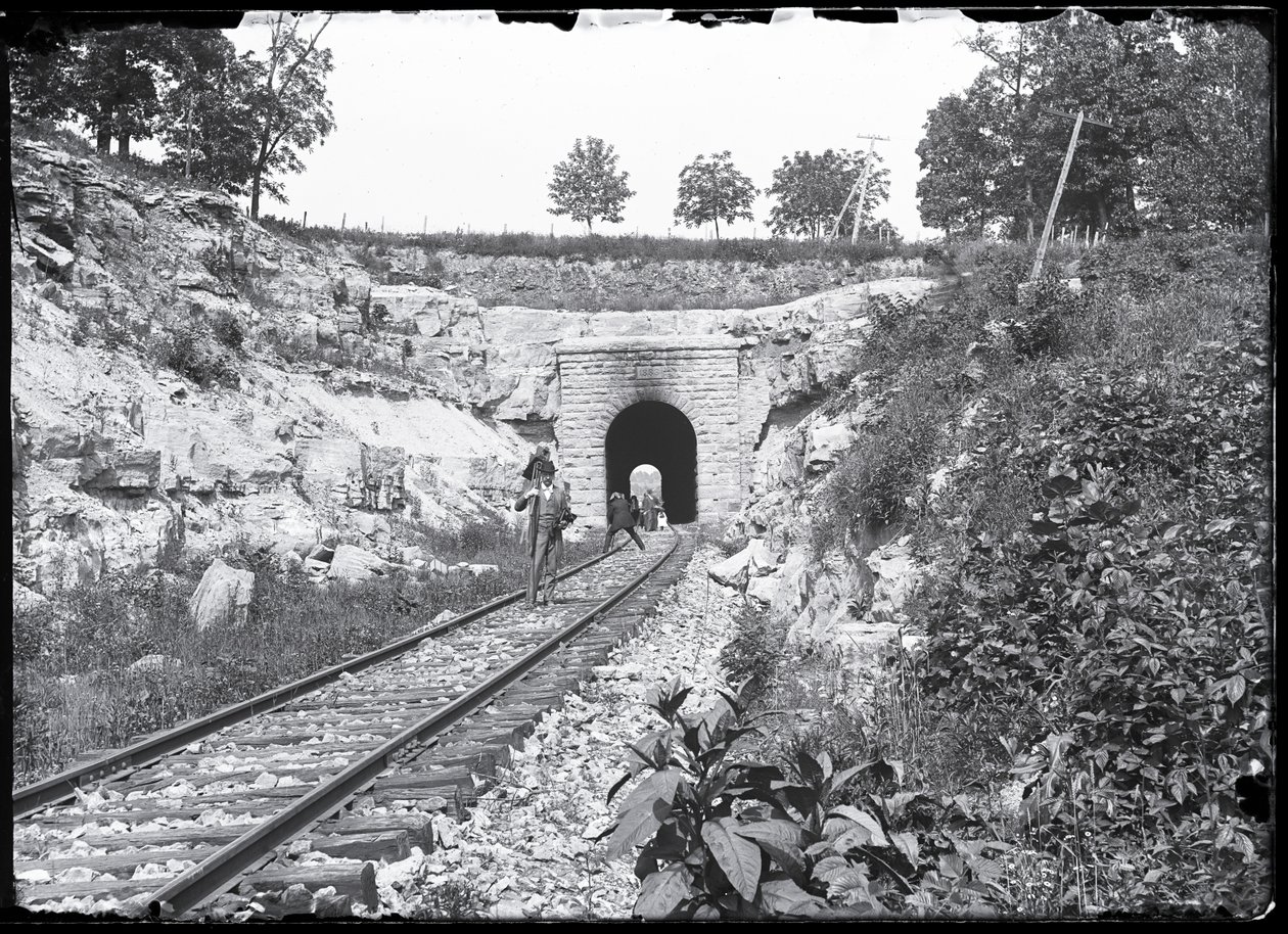 Fotografen auf den Gleisen am Meramec Highlands Tunnel von Unknown