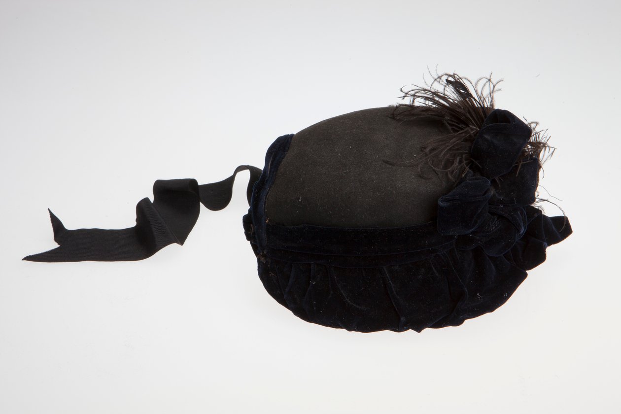 Schwarzer und marineblauer Damenhut mit Federn von Unknown