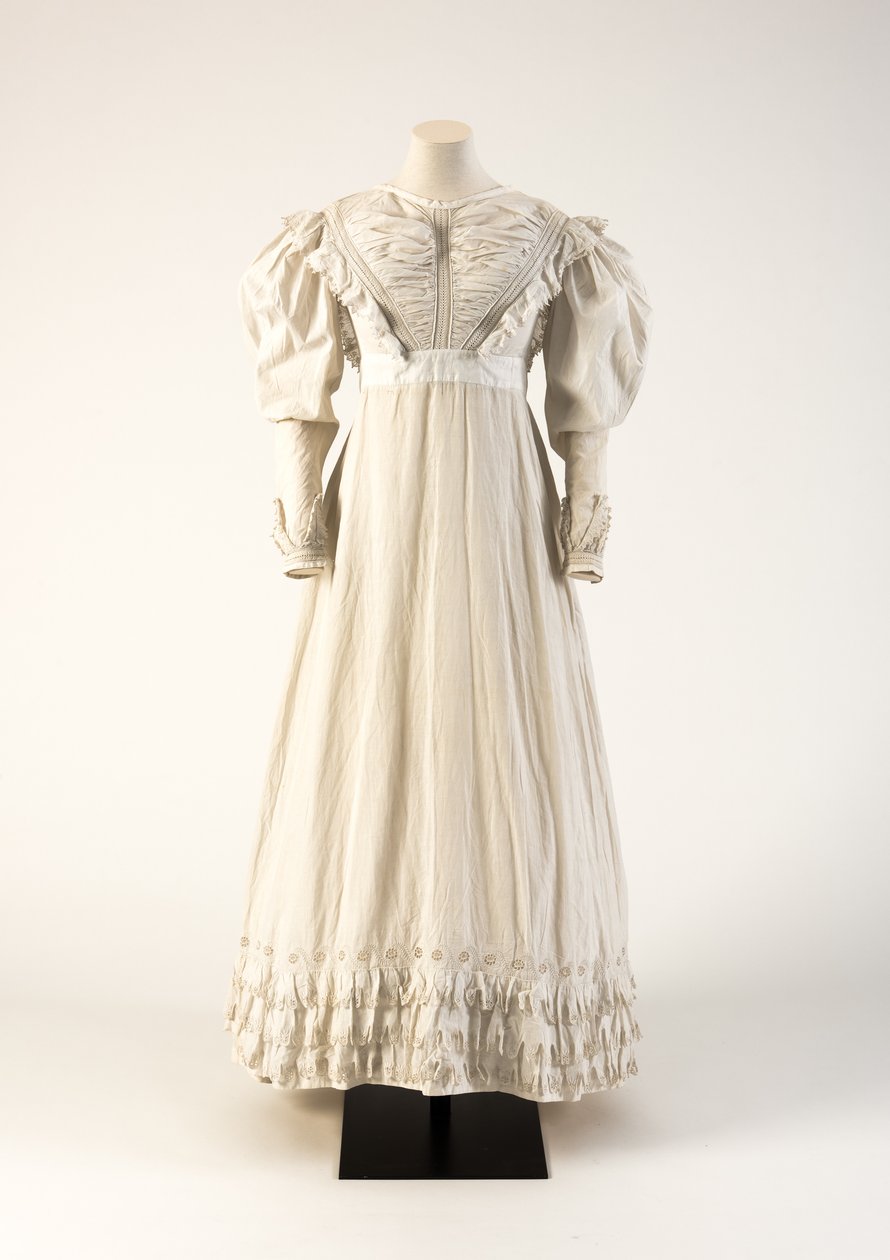 Weißes handbesticktes Baumwollkleid, 1824 von Unbekannt Unbekannt
