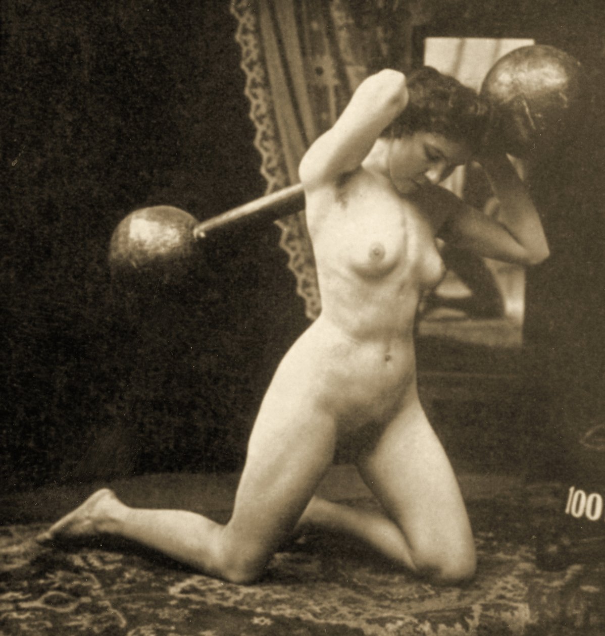 Weiblicher Akt, der mit einer Globus-Hantel trainiert, ca. 1900 von Unknown