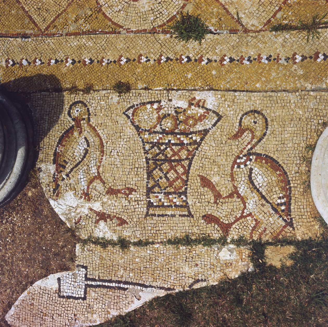 Libanon, Teil eines byzantinischen Mosaiks unter den Ruinen von Beit Meri. von Unknown