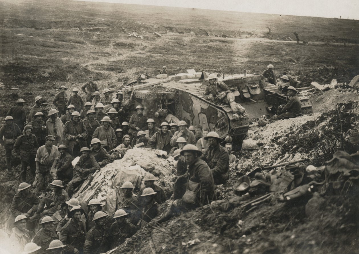Offizielles Foto an der Westfront, 1641. Einer unserer Panzer bei Flers, 1916 von Unknown