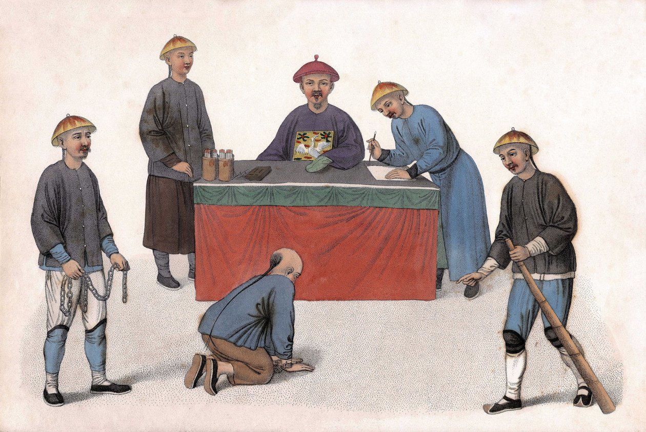 Ein Angeklagter vor einem Richter wurde von einem Schreiber, einem Sekretär und Wachen unterstützt. in „Die Bestrafung der Chinesen“, London von Unknown artist