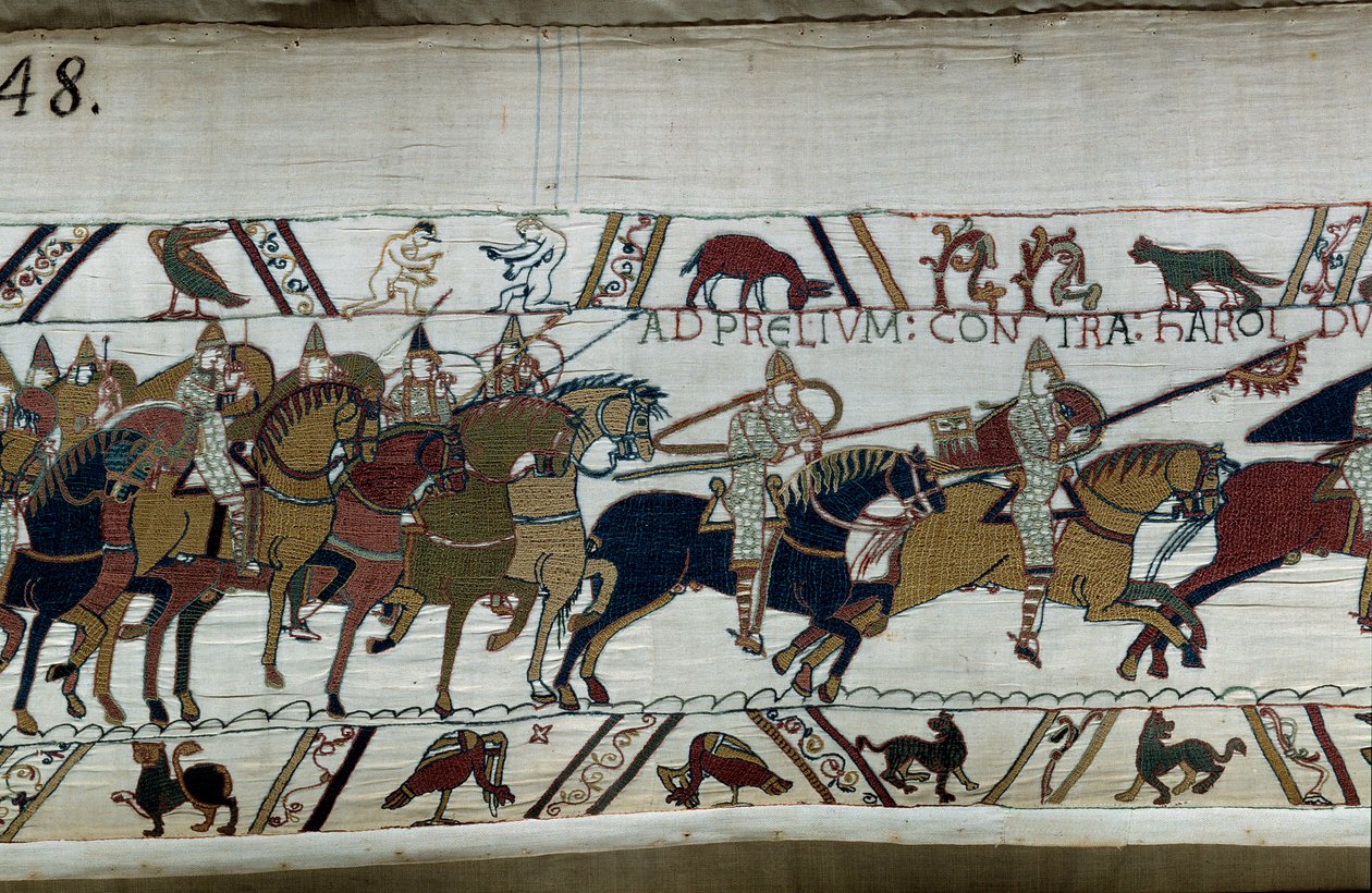Eroberung Englands durch den normannischen Herzog Wilhelm den Eroberer im Jahr 1066: seine Armee marschiert auf die von Harold II. in Hastings zu. Unten links zwei nackte Männer. Detail des Teppichs von Bayeux von Unknown artist
