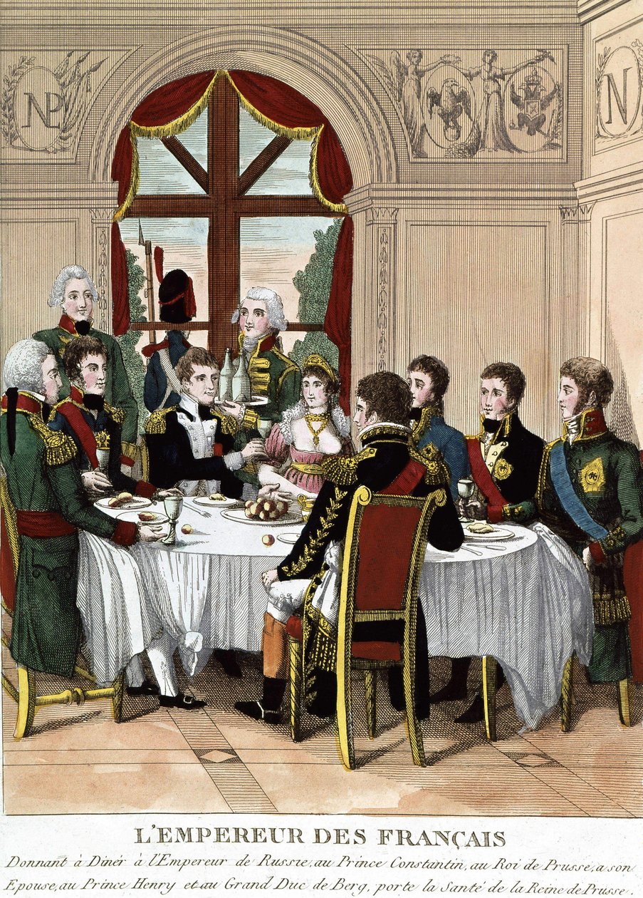 Der französische Kaiser Napoleon I. in Tilssit empfängt den Kaiser von Russland, Prinz Konstantin, den König von Preußen, seine Frau, Prinz Heinrich und den Großherzog von Bert und stößt auf die Gesundheit der Königin von Preußen an. Gravur aus dem frühen  von Unknown artist