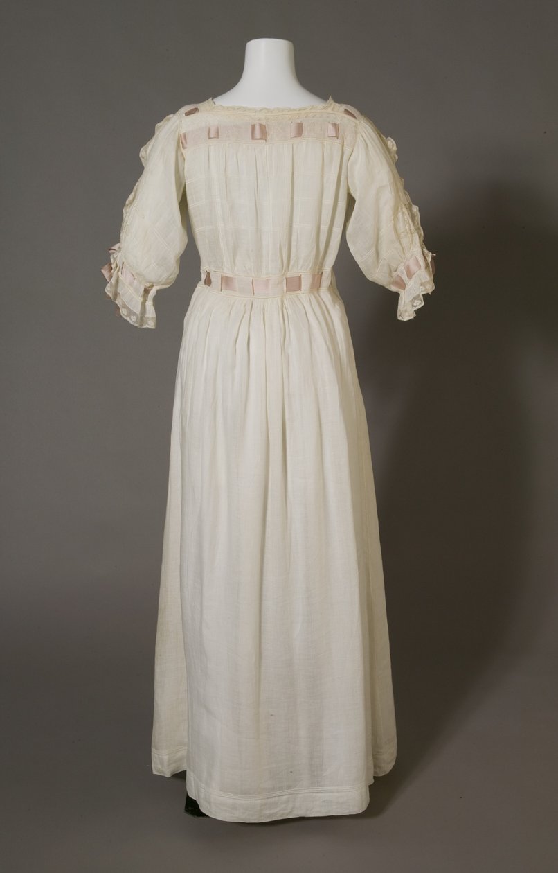 Bertha Palmers Nachthemd, ca. 1880, Weißer Baumwolle, Spitze, Stickerei und Seidenband von Unknown artist
