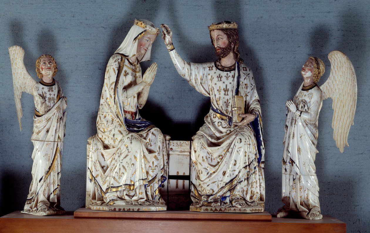 Krönung der Jungfrau. Christus, der eine Königskrone trägt, krönt die Jungfrau. Zwei Engel sind Zeugen. Elfenbeingruppe. Spätes 13. Jahrhundert. Paris, Louvre Museum von Unknown artist