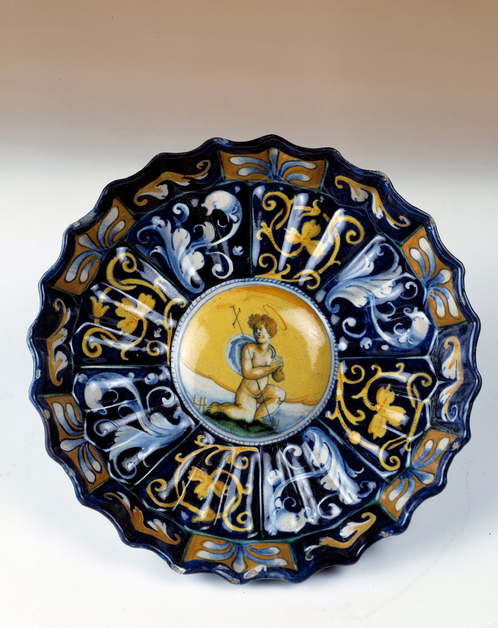 Godronnee Fayence-Tasse mit Engelot dekoriert von Unknown artist