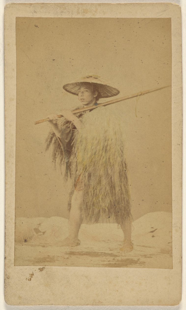 Japanischer Mann mit Strohmantel und Hut, der eine lange Stange trägt von Unknown artist