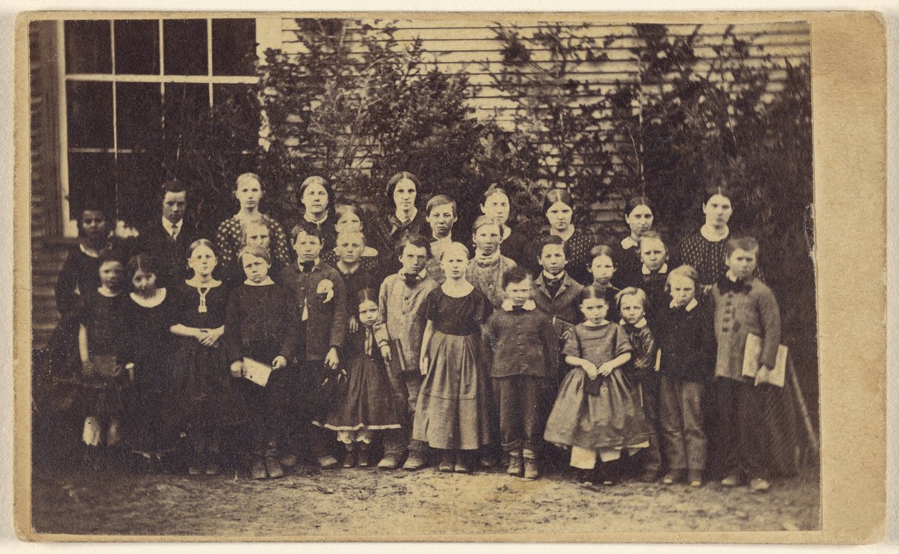 Große Gruppe von Schulkindern mit Lehrern, alle stehend von Unknown artist