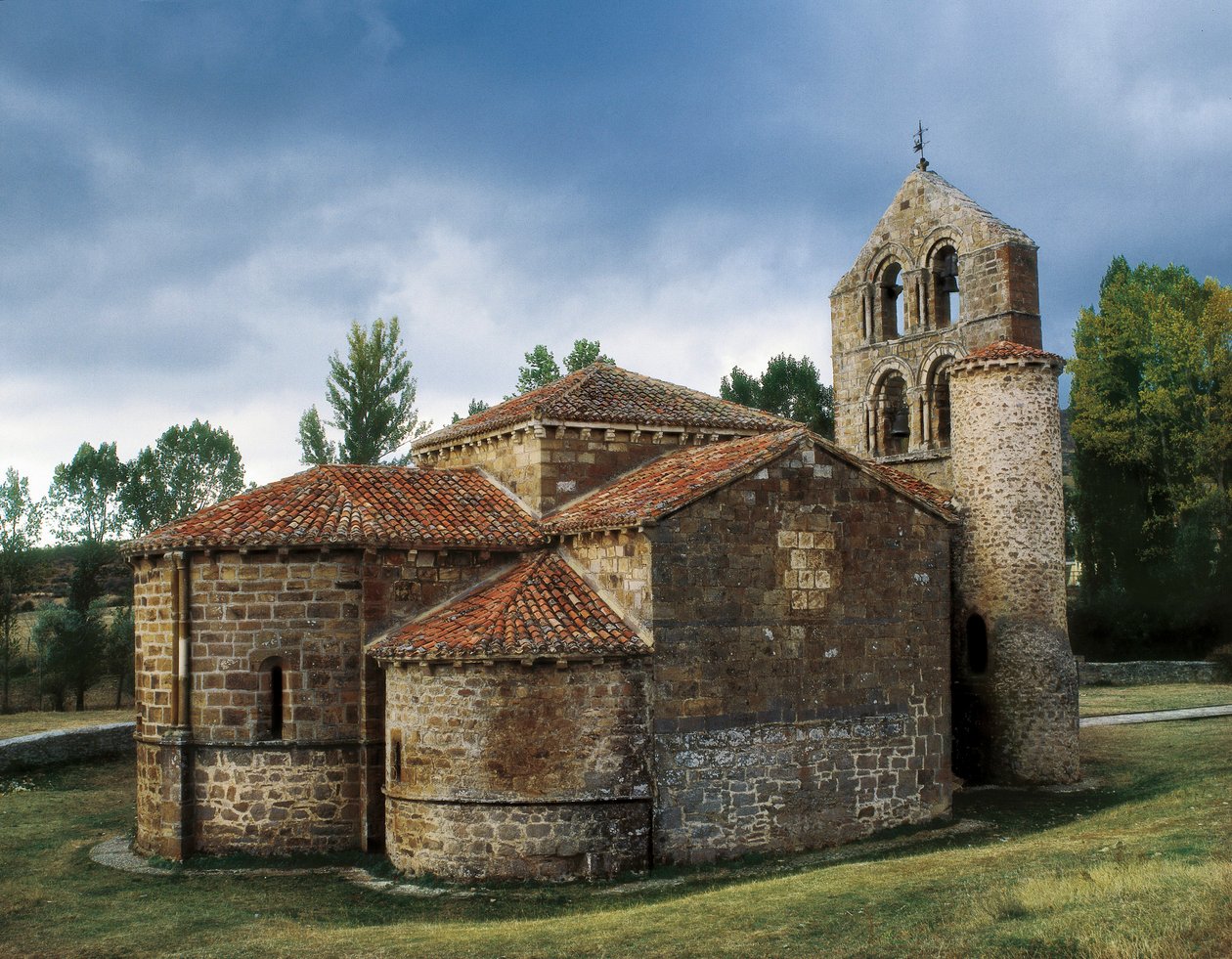 Romanische Kunst: Ansicht der Kirche San Salvador de Cantamuda, Spanien von Unknown artist