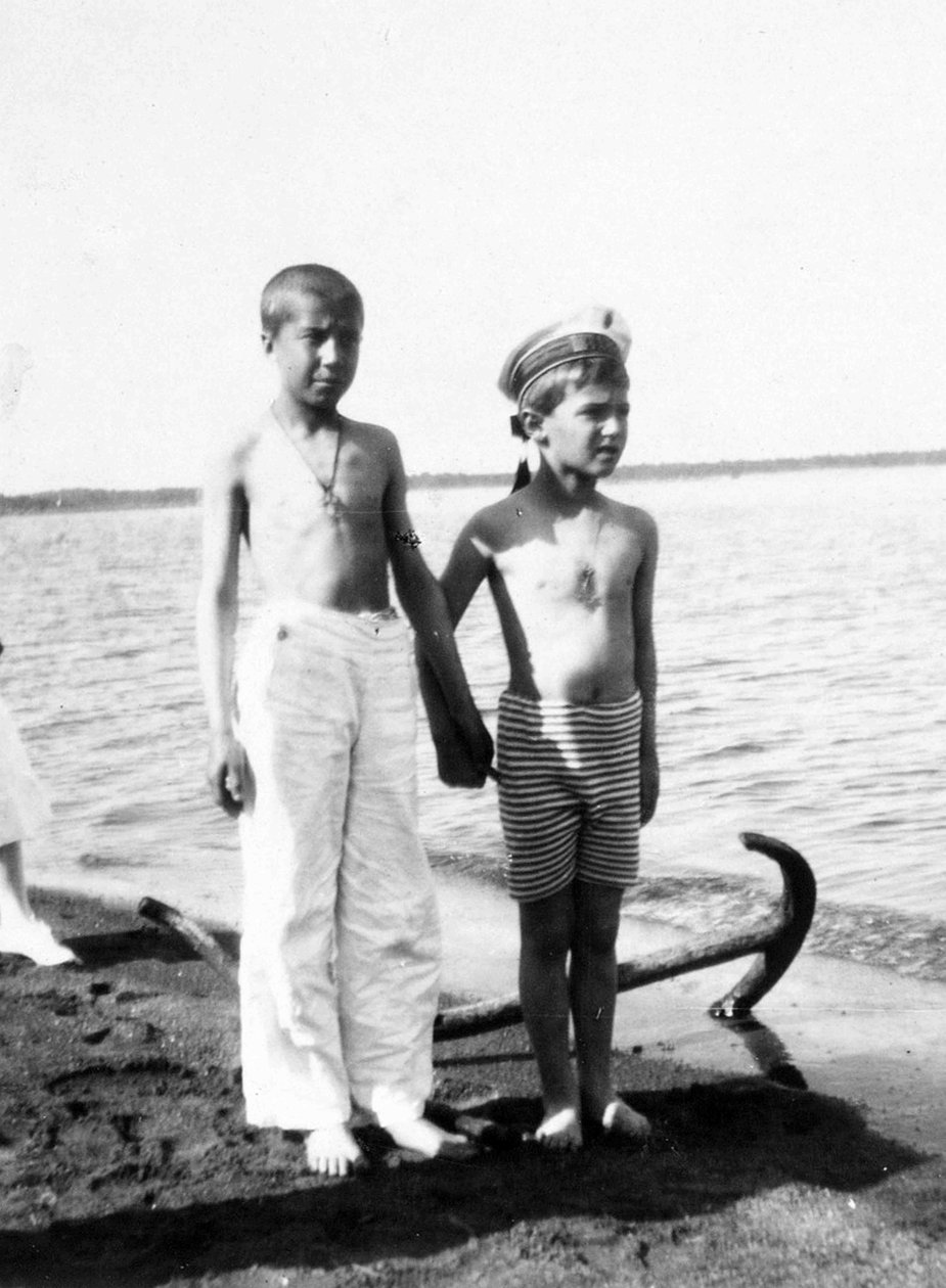 Alexei der Zarewitsch spielt am Strand von Livadia auf der Krim von Unknown photographer