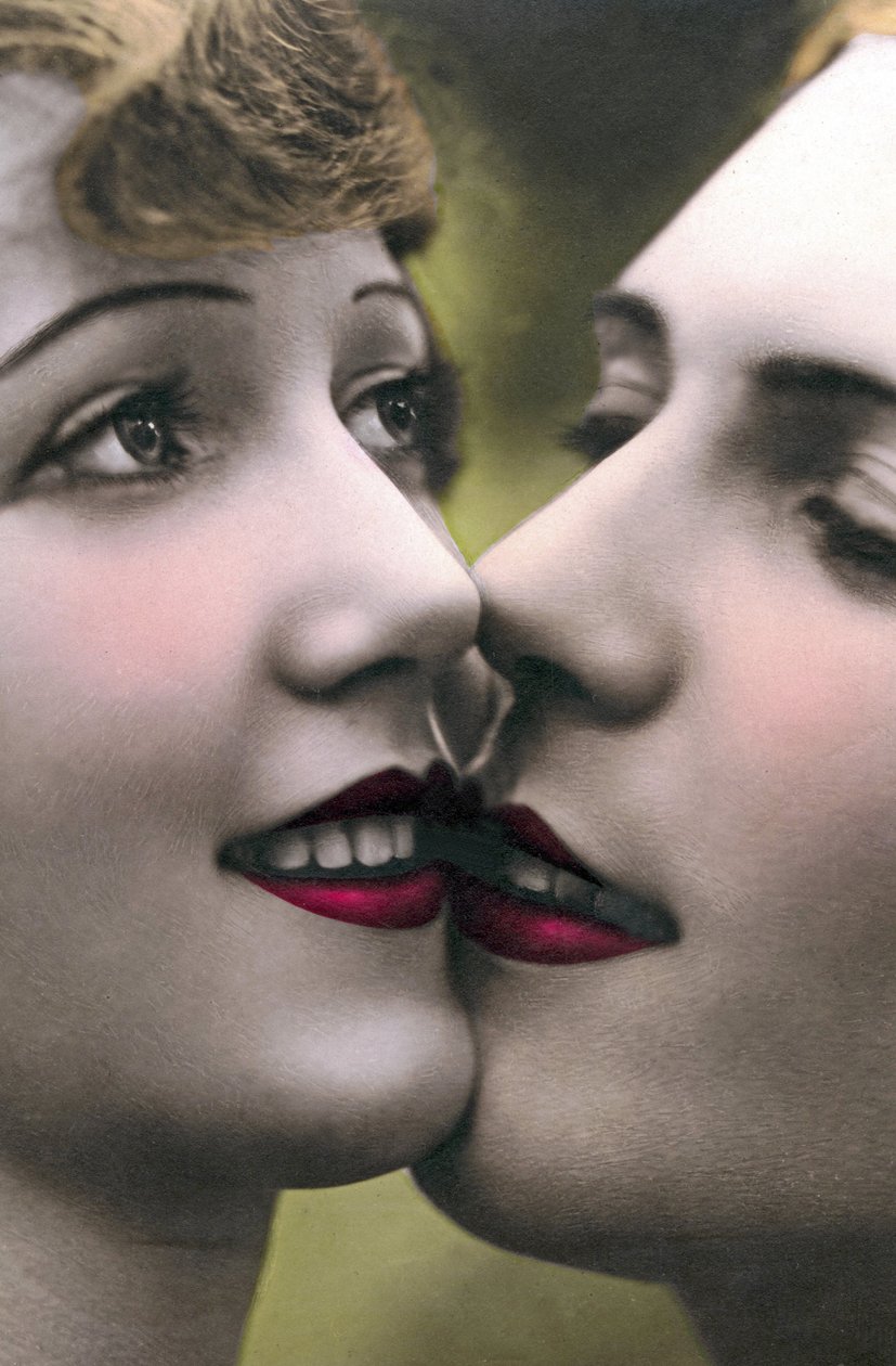 Nahaufnahme von Gesichtern von Frauen, die sich auf die Lippen küssen von Unknown photographer