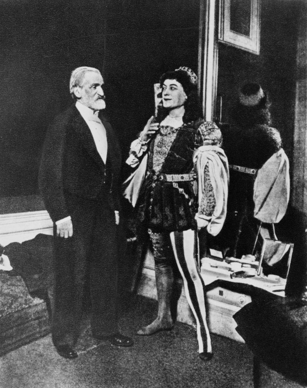 Giuseppe Verdi und Victor Maurel (als Iago) im Februar 1887 an der Scala in Mailand nach der Premiere von Otello von Unknown photographer