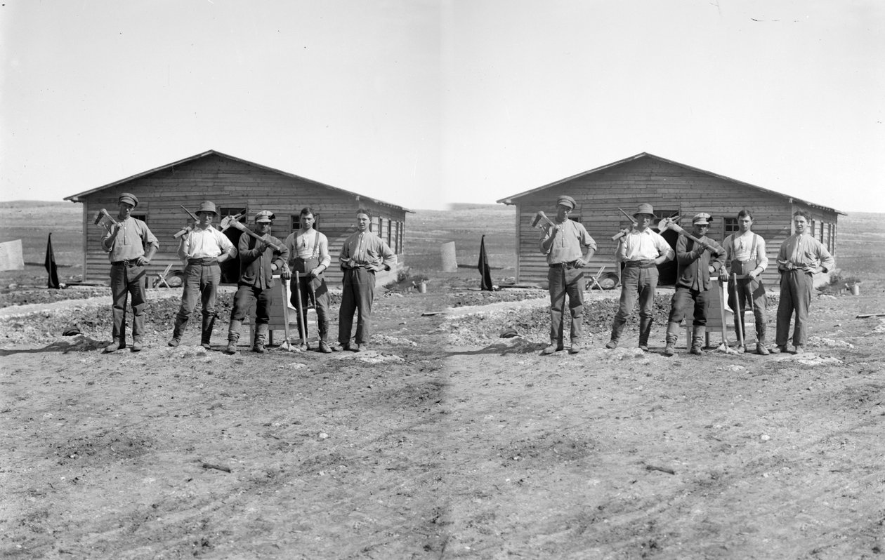 Gruppenporträt jüdischer Siedler auf einem Kibbuz in Palästina, ca. 1923 von Unknown photographer