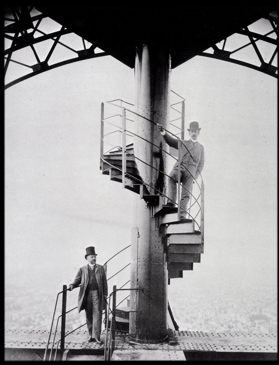 Gustave Eiffel und sein Schwiegersohn Adolphe Salles auf der Treppe des Eiffelturms, Paris von Unknown photographer