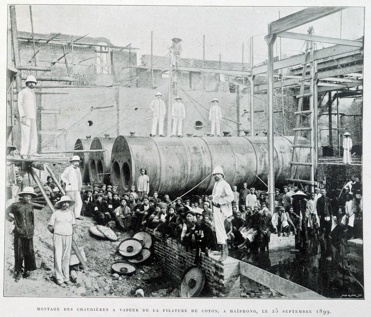 Installation von Dampfkesseln der Baumwollspinnerei Haiphong am 25.09.1899 - in „Le Tonkin en 1900“ von Robert Dubois von Unknown photographer