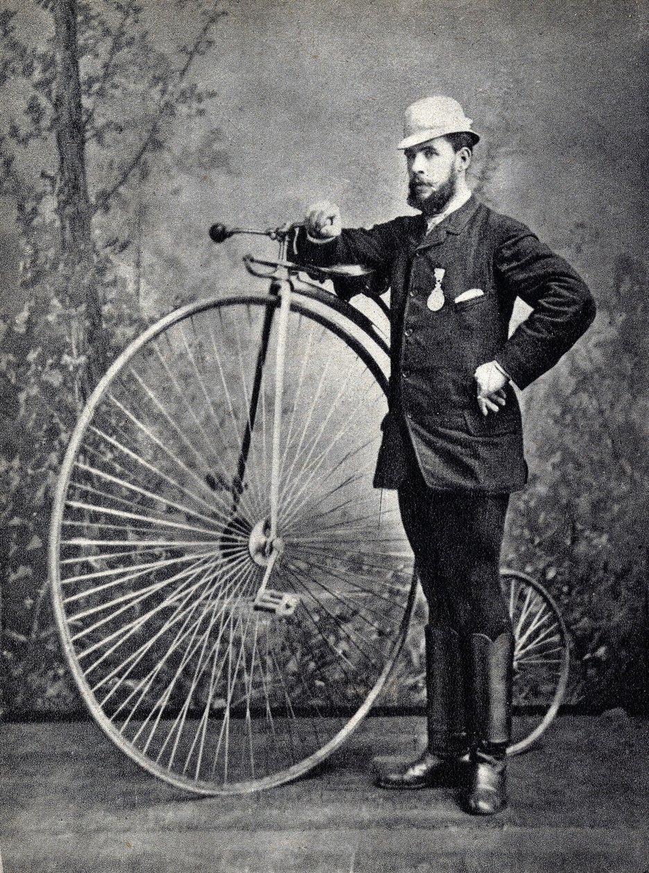 Mann posiert mit dem großen Bi (Grand Bi), dem Vorläufer des Velocipede von Unknown photographer
