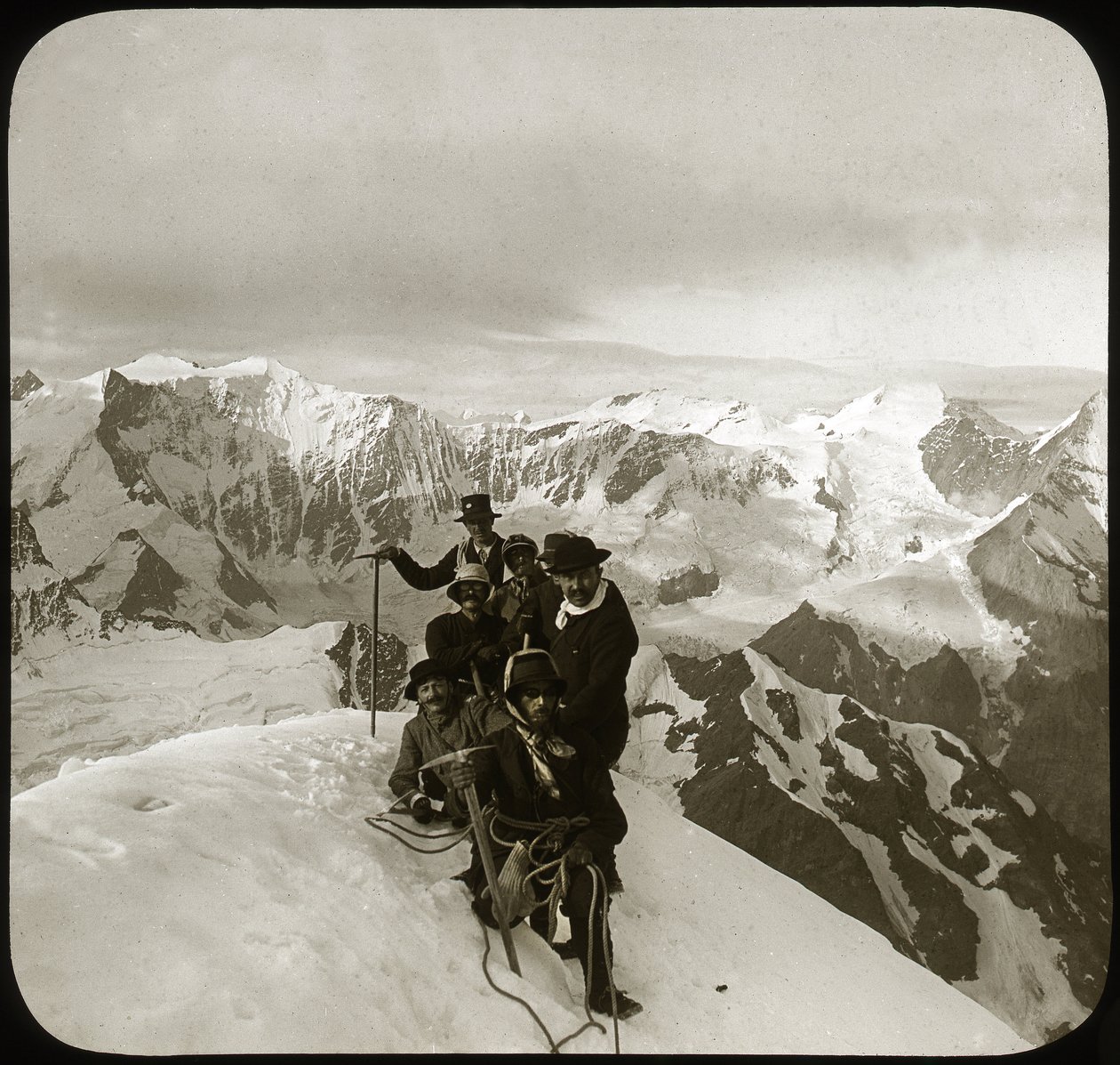 Bergsteigen Ende des 19. oder Anfang des 20. Jahrhunderts: Gruppe von Bergsteigern auf dem Gipfel des Wetterhorns (wörtlich 