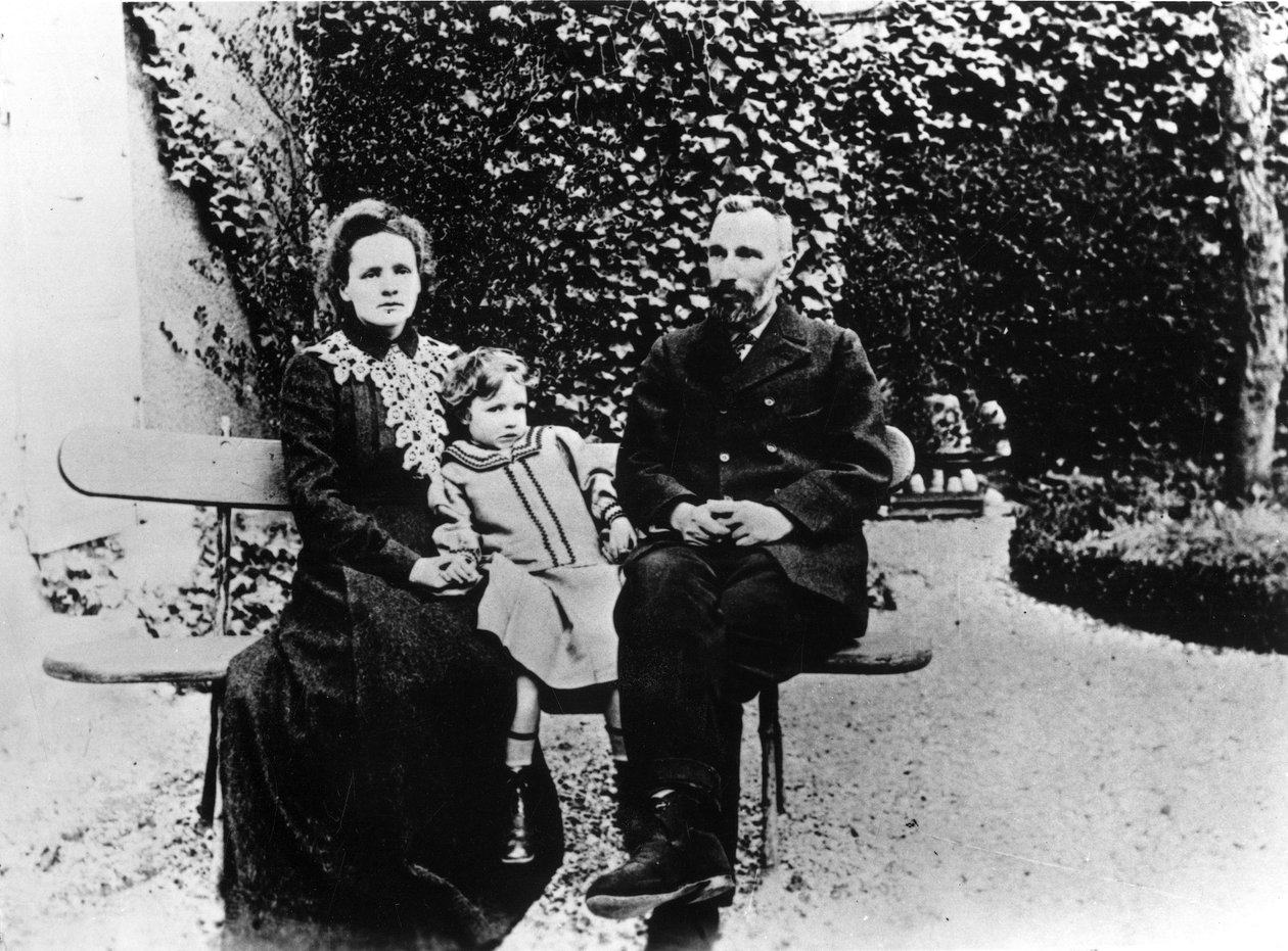 Pierre (1859-1906) und Marie Curie (1867-1934) sitzen auf einer Bank in einem Garten von Unknown photographer