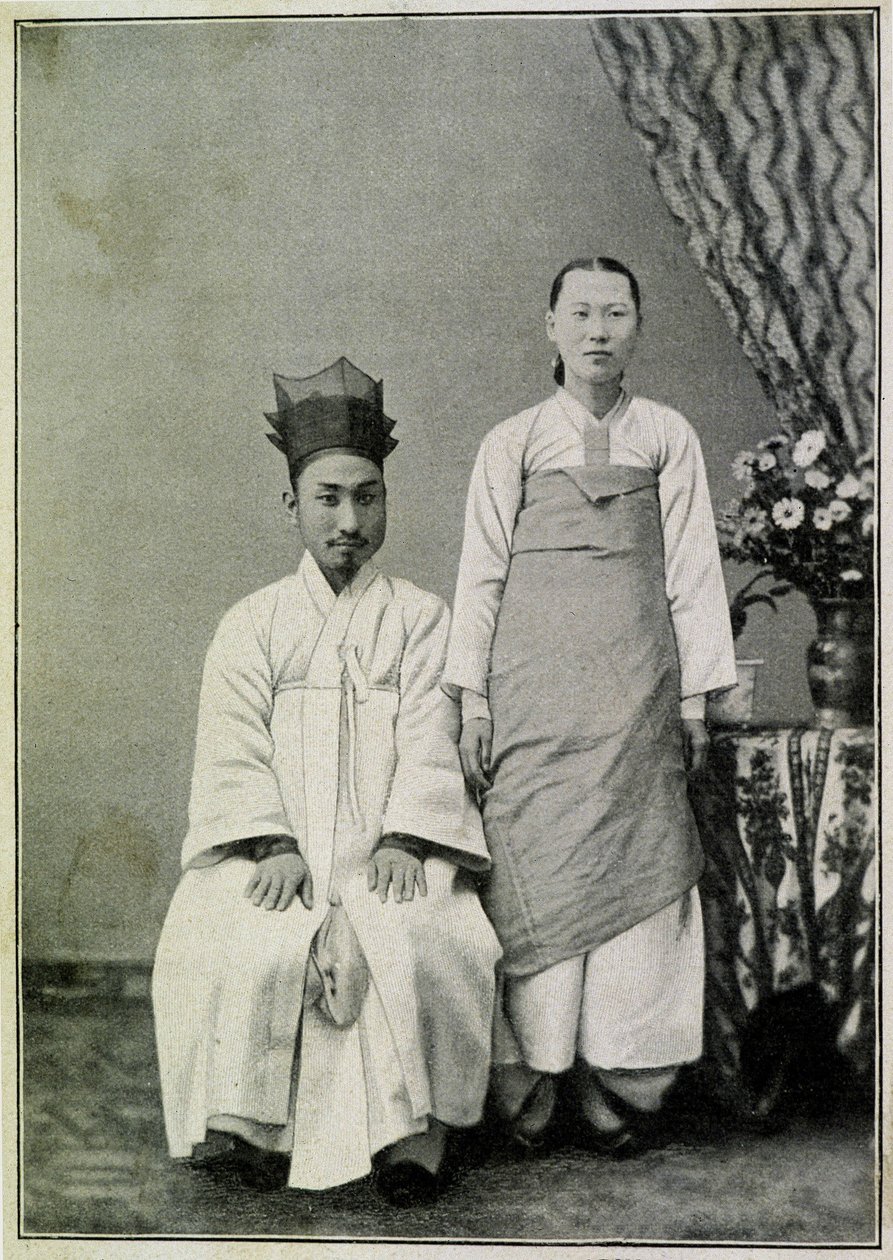 Porträt eines koreanischen Beamten und seiner Frau Ende des 19. Jahrhunderts von Unknown photographer