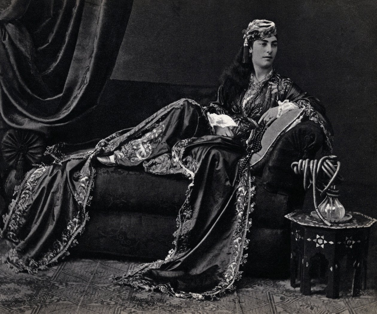 Porträt einer türkischen Dame. Fotografie, späte 19. Jahrhundert, Paris. Sammlung Selva von Unknown photographer
