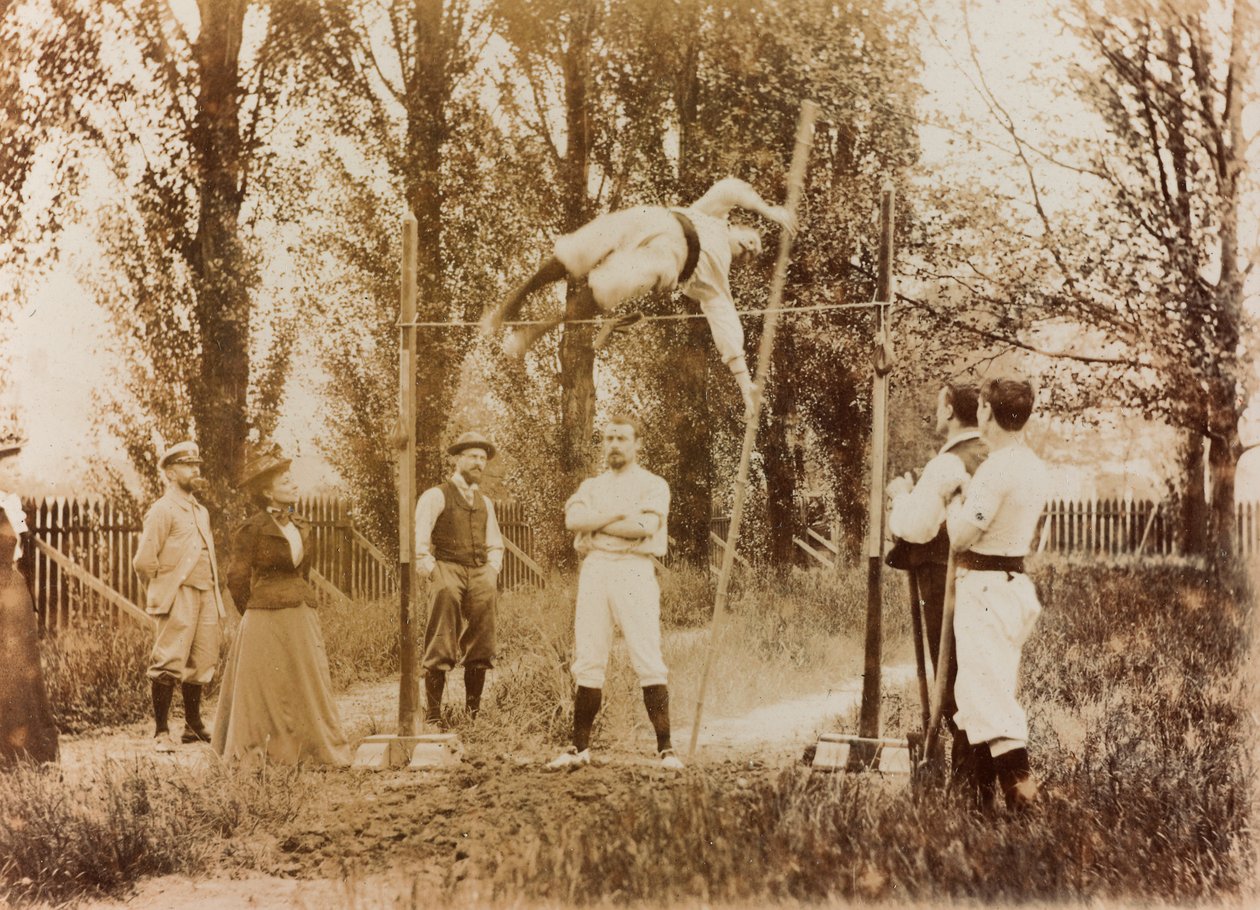 Porträt eines Mannes, der vor einigen Zuschauern Stabhochsprung trainiert von Unknown photographer