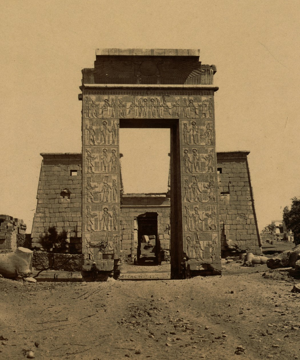 Propylon (Triumphbogen) und Pylon im Tal der Widder, Teil des Tempels von Ramses IV in Theben, 1880 von Unknown photographer