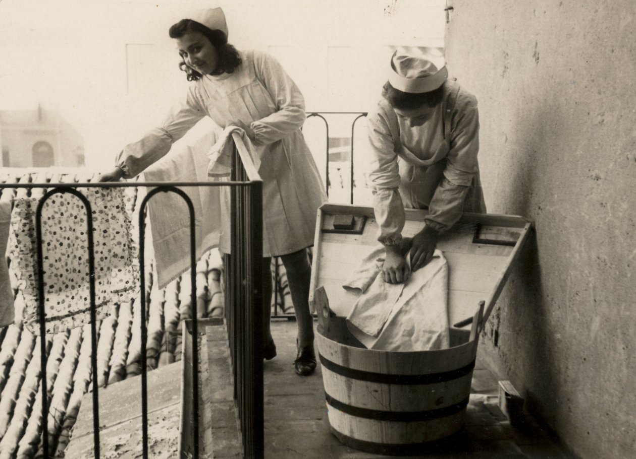 Einige Frauen beim Waschen in der Mädchenschule für Berufsausbildung "Regina Elena" in Imola, heute Mittelschule "Innocenzo da Imola" von Unknown photographer