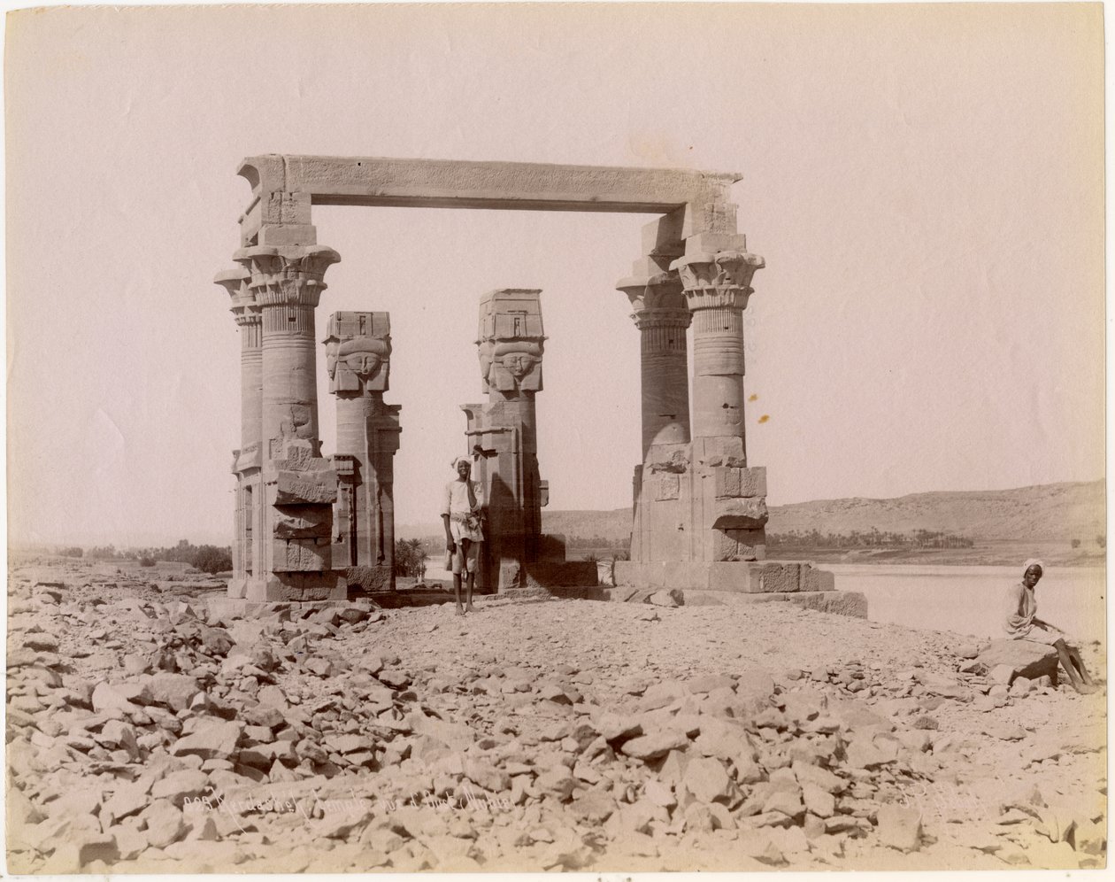 Der römische Kiosk von Qertassi (heute in Neu-Kalabsha), von Osten gesehen, Ägypten, Fotografie von Edition J P Sebach, ca. 1890 von Unknown photographer