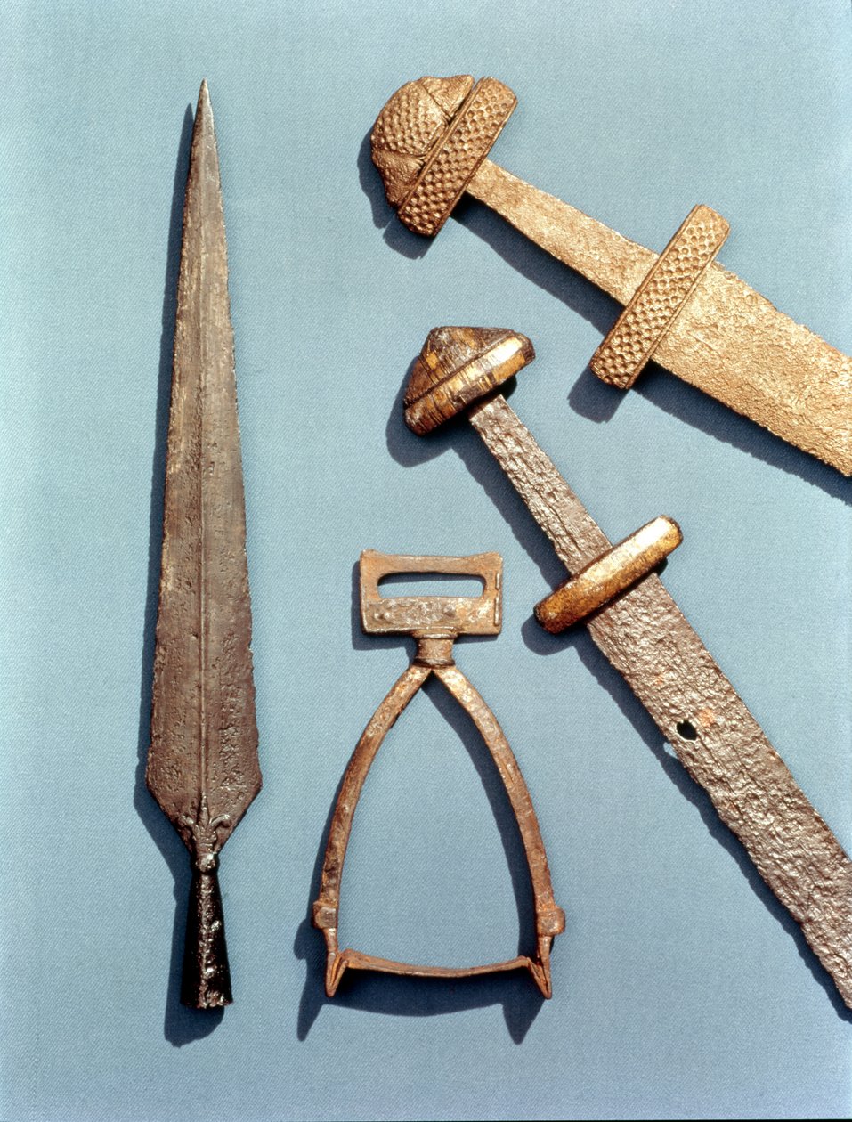 Wikingerschwerter, Steigbügel und Speerspitze (Details) von Viking