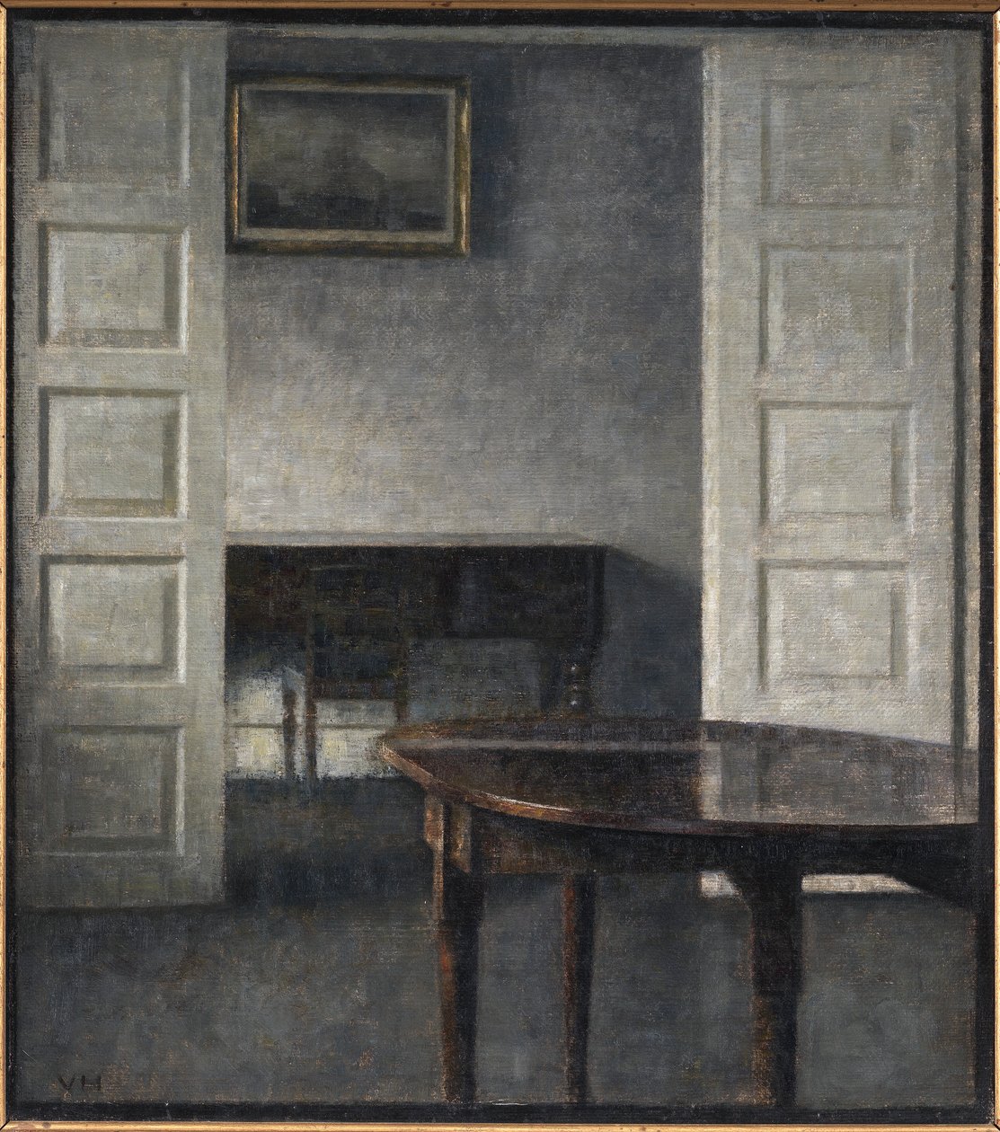Die Flügeltüren stehen offen zu einem dahinter liegenden Raum mit einem geschlossenen Klavier von Vilhelm Hammershøi