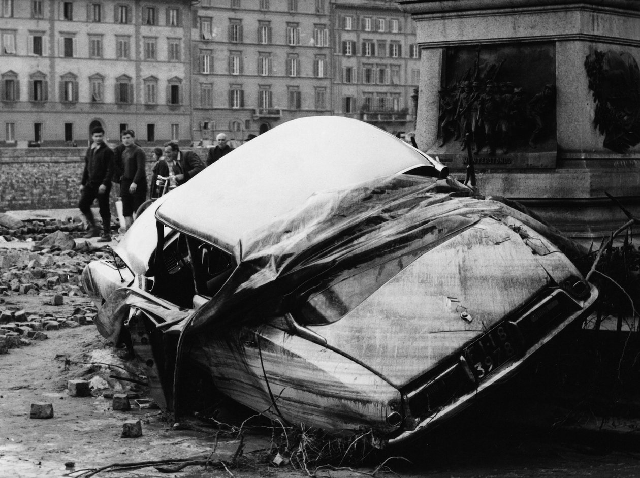Citroen DS gegen ein Denkmal geschleudert während der Flut von Florenz, November 1966 von Vincenzo Balocchi