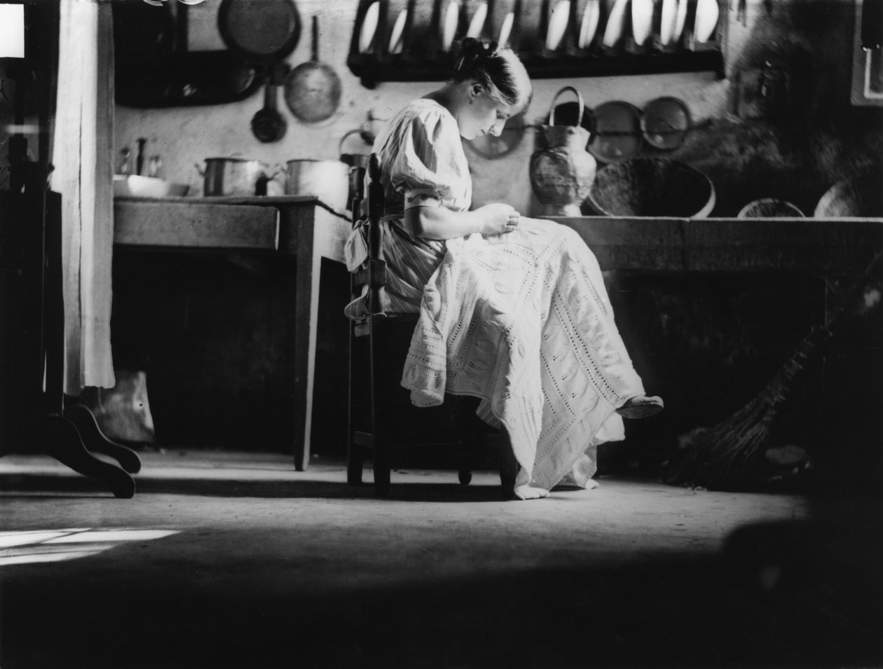 Mädchen näht Leinen für ihre Mitgift, ca. 1916 von Vincenzo Balocchi