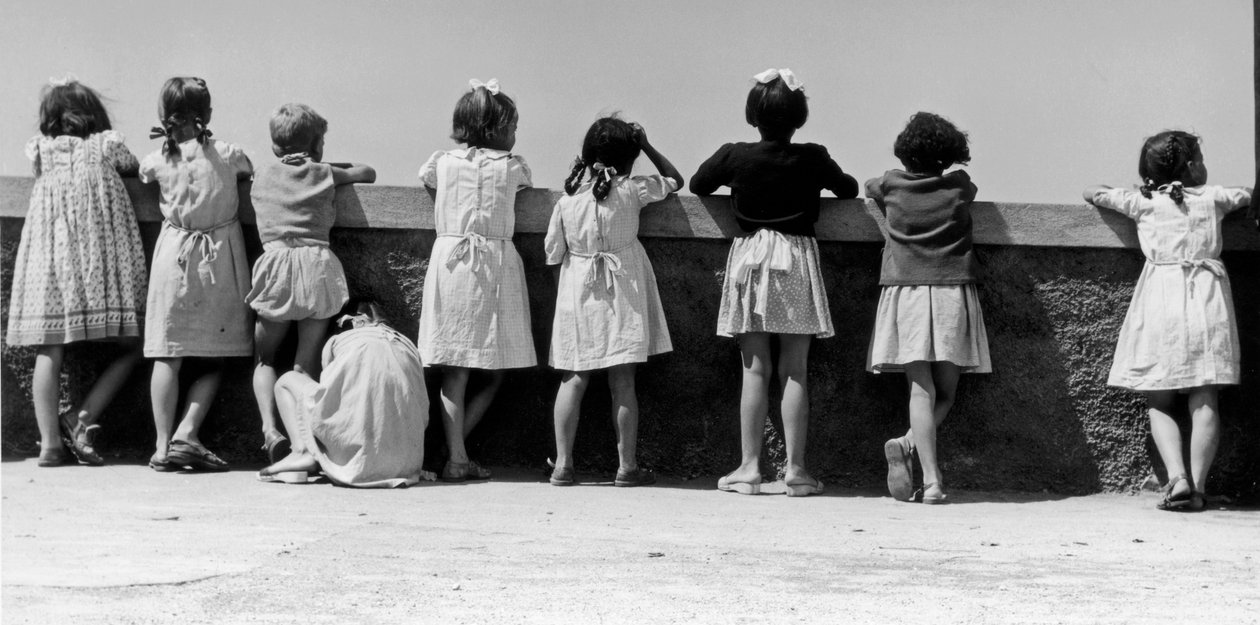 Gruppe von Kindern, die sich gegen ein Geländer lehnen, Italien, ca. 1960 von Vincenzo Balocchi